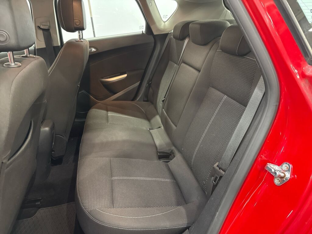 Opel Astra 2012 Punainen