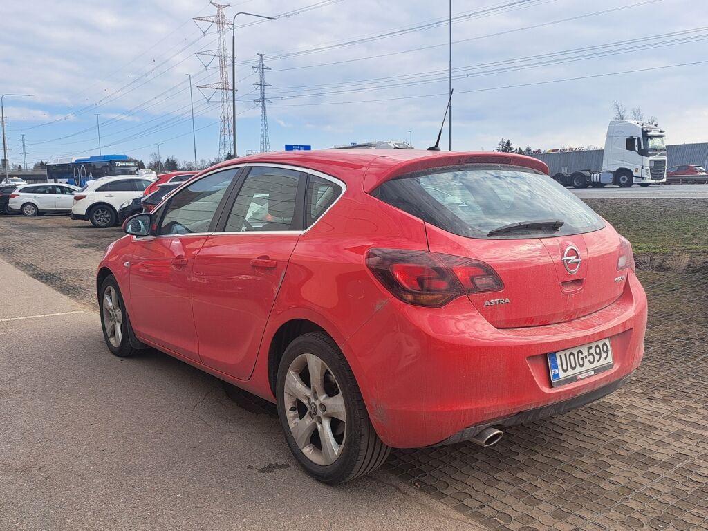 Opel Astra 2012 Punainen