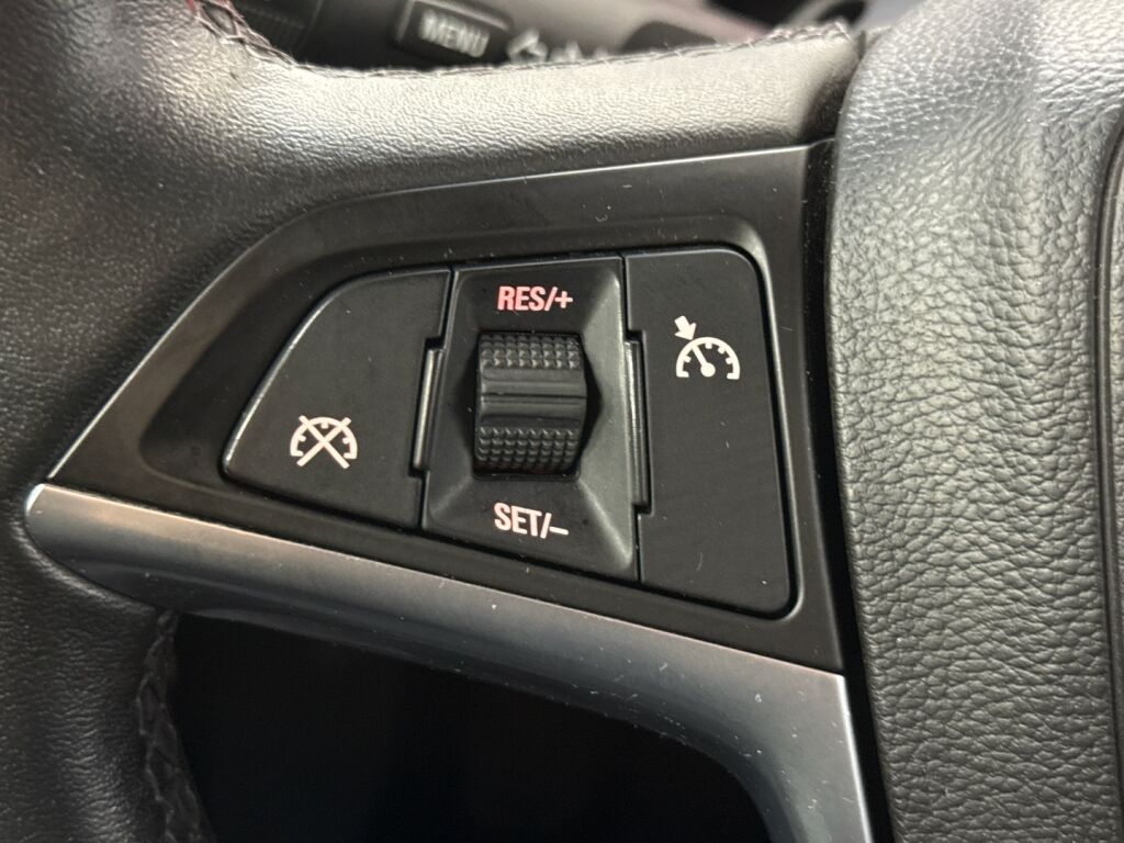 Opel Astra 2012 Punainen