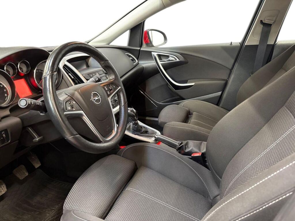 Opel Astra 2012 Punainen