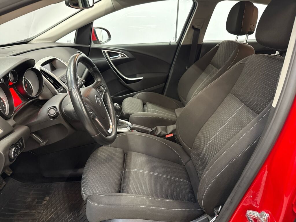 Opel Astra 2012 Punainen