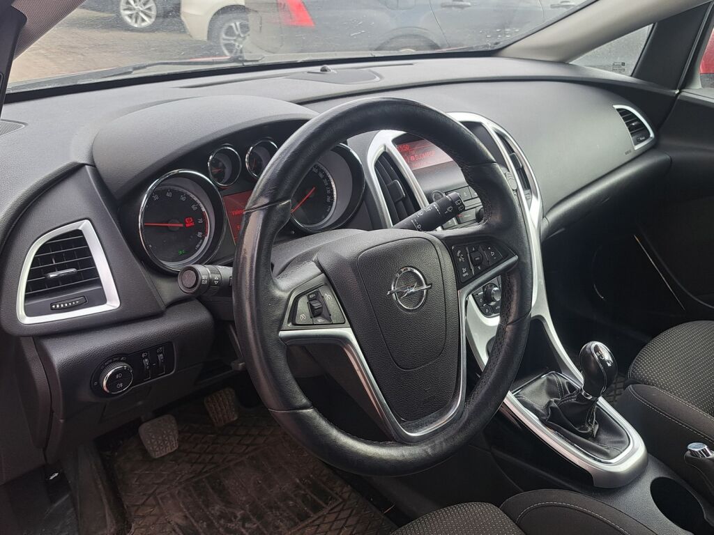 Opel Astra 2012 Punainen