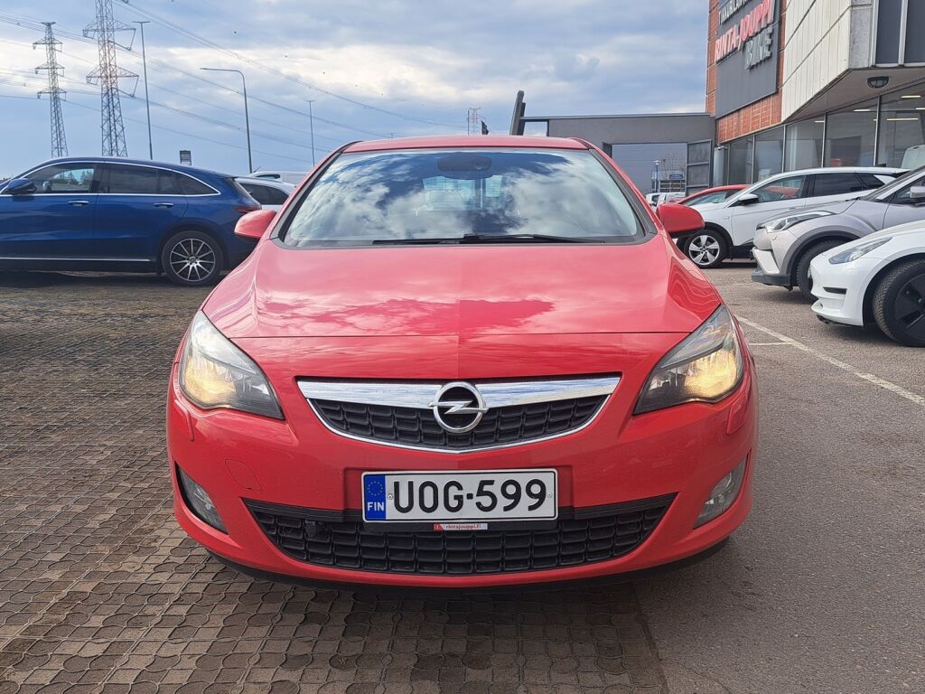 Opel Astra 2012 Punainen
