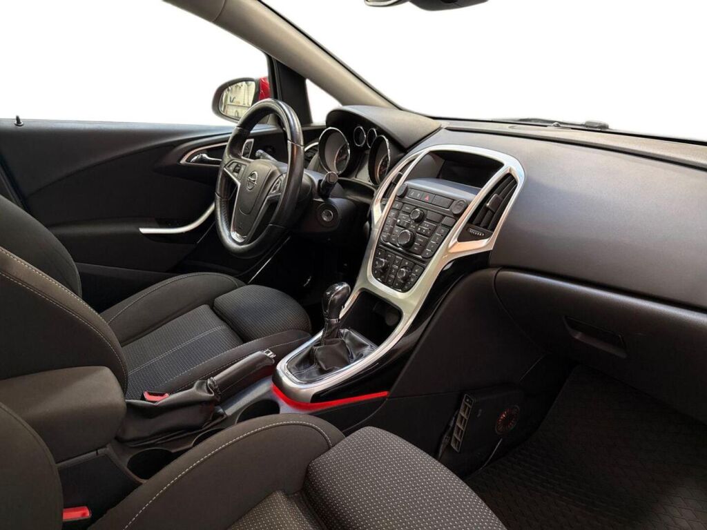 Opel Astra 2012 Punainen