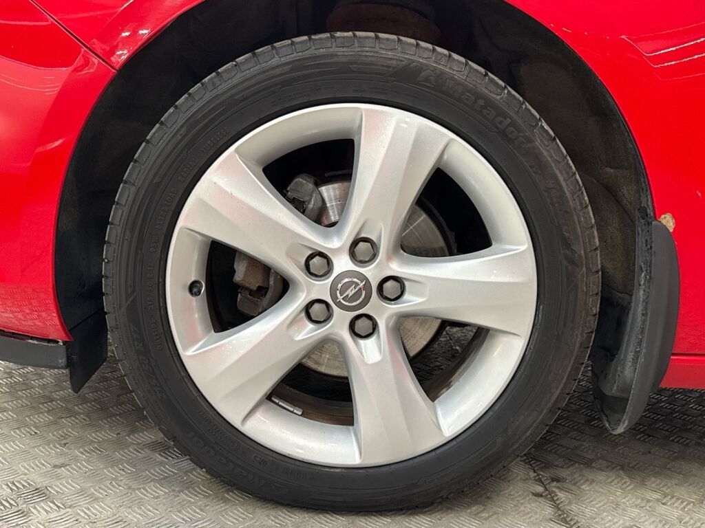 Opel Astra 2012 Punainen