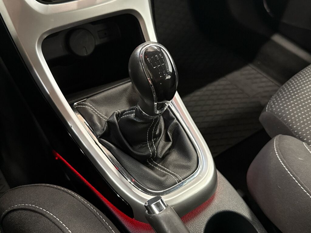 Opel Astra 2012 Punainen