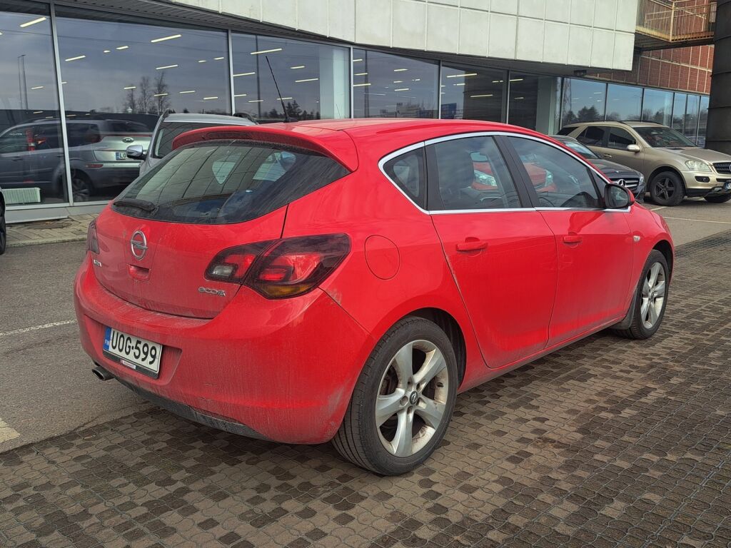 Opel Astra 2012 Punainen