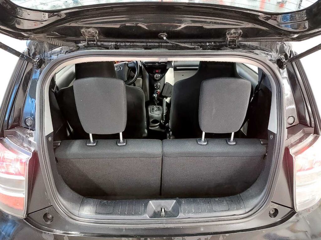 Toyota iQ 2012 Musta