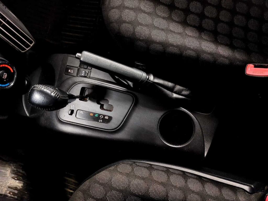 Toyota iQ 2012 Musta