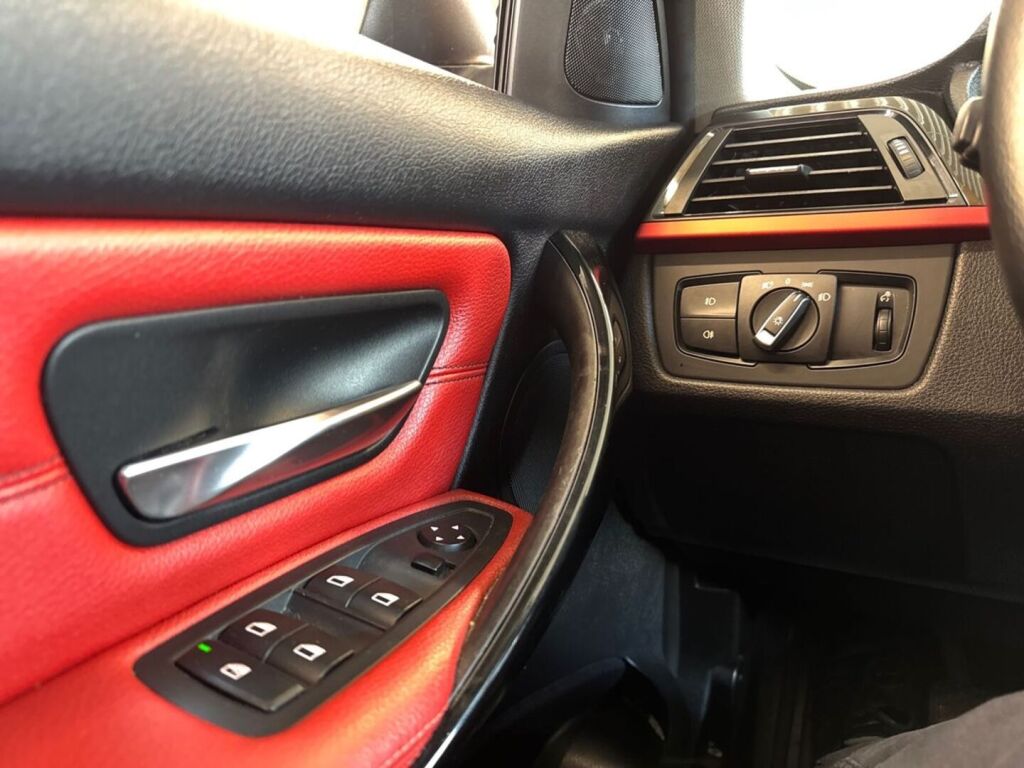BMW 320 2012 Musta