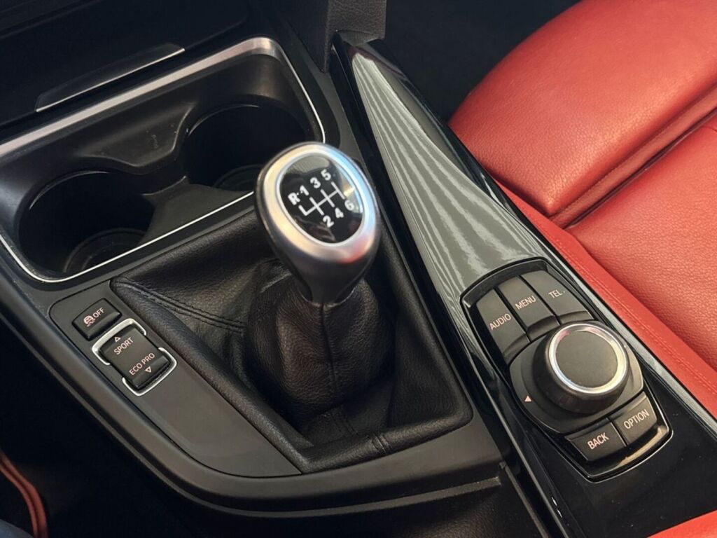 BMW 320 2012 Musta