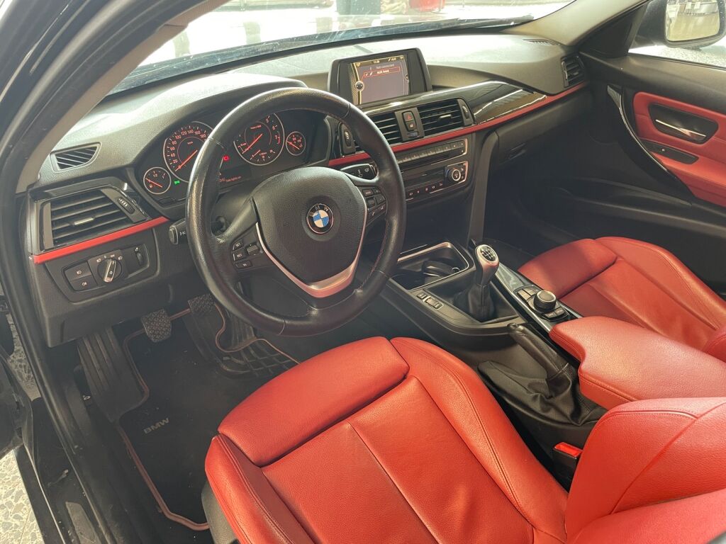 BMW 320 2012 Musta