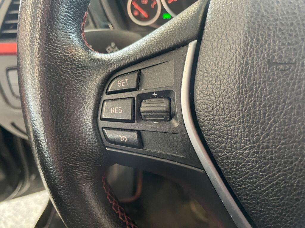 BMW 320 2012 Musta