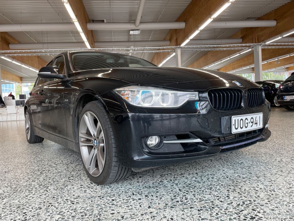 BMW 320 2012 Musta