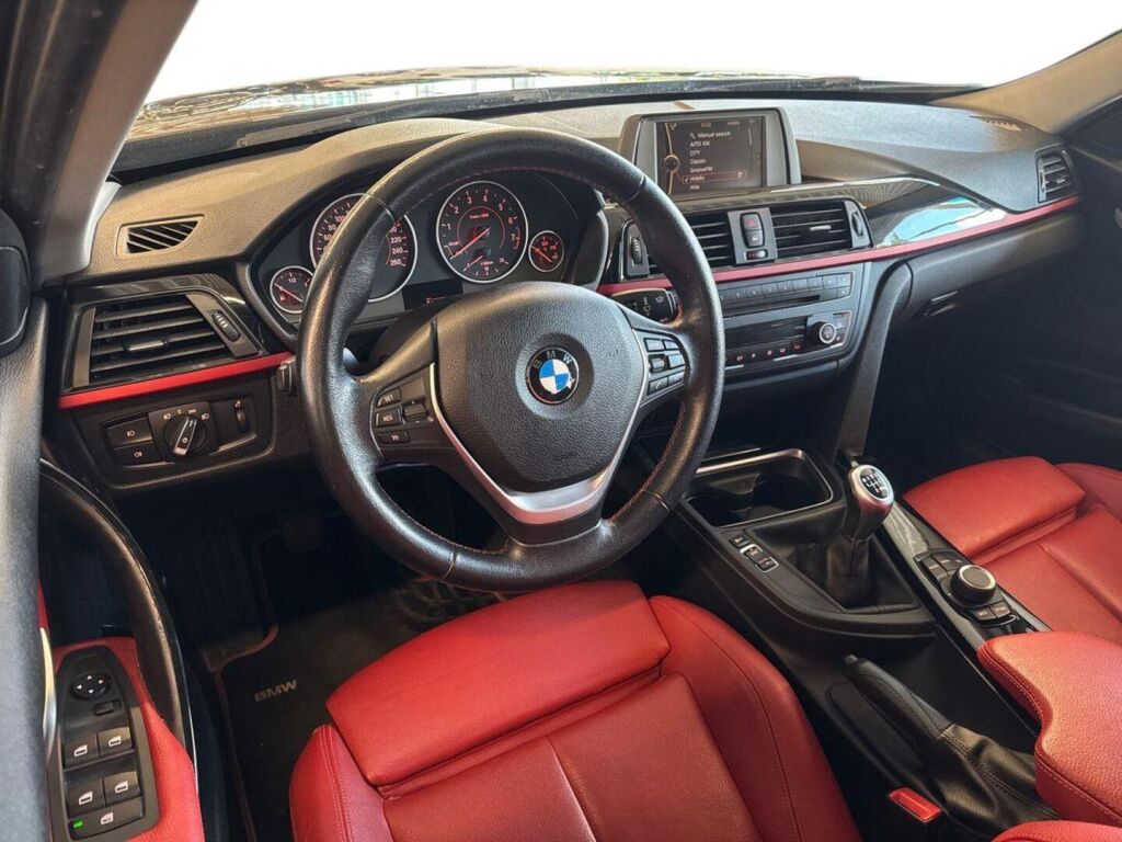 BMW 320 2012 Musta