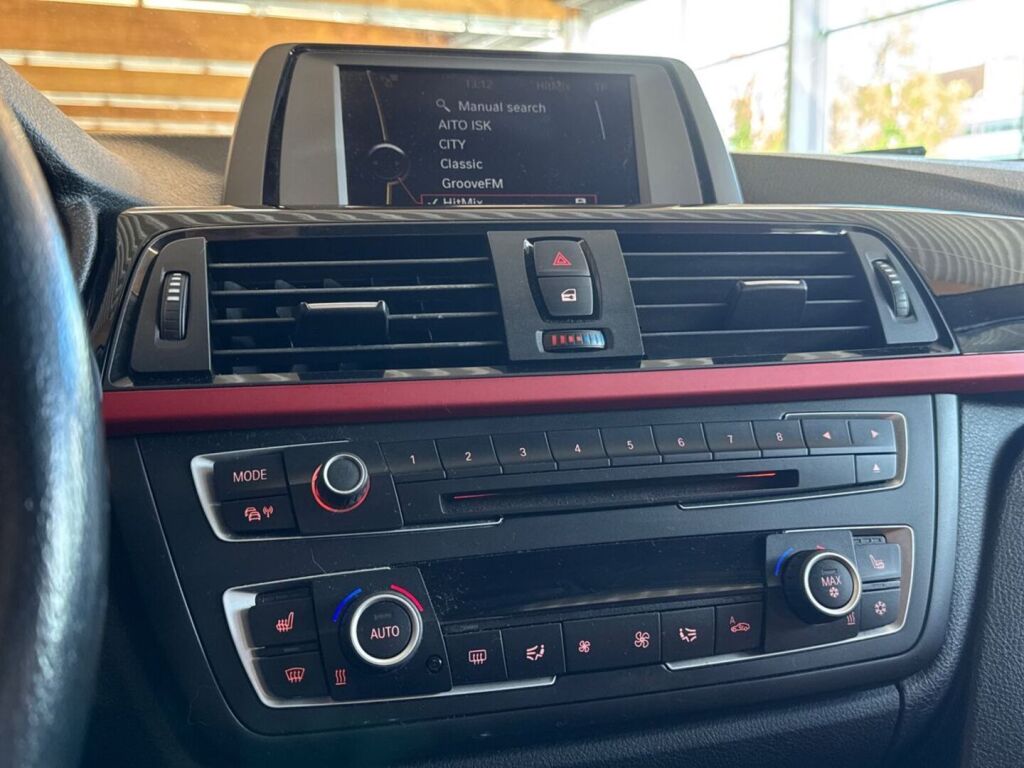 BMW 320 2012 Musta