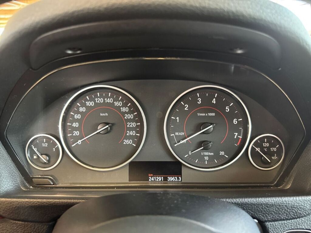BMW 320 2012 Musta