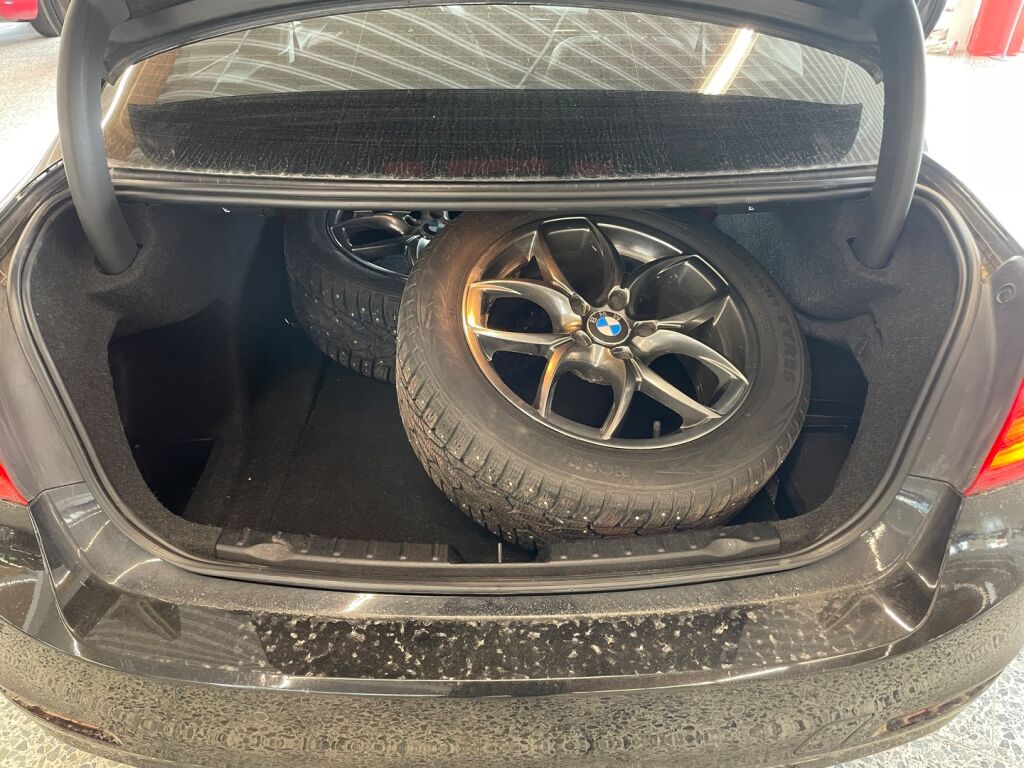 BMW 320 2012 Musta