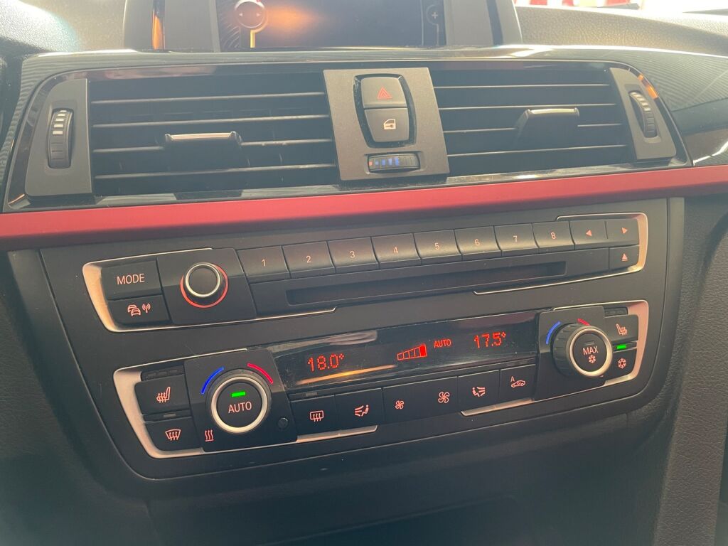 BMW 320 2012 Musta
