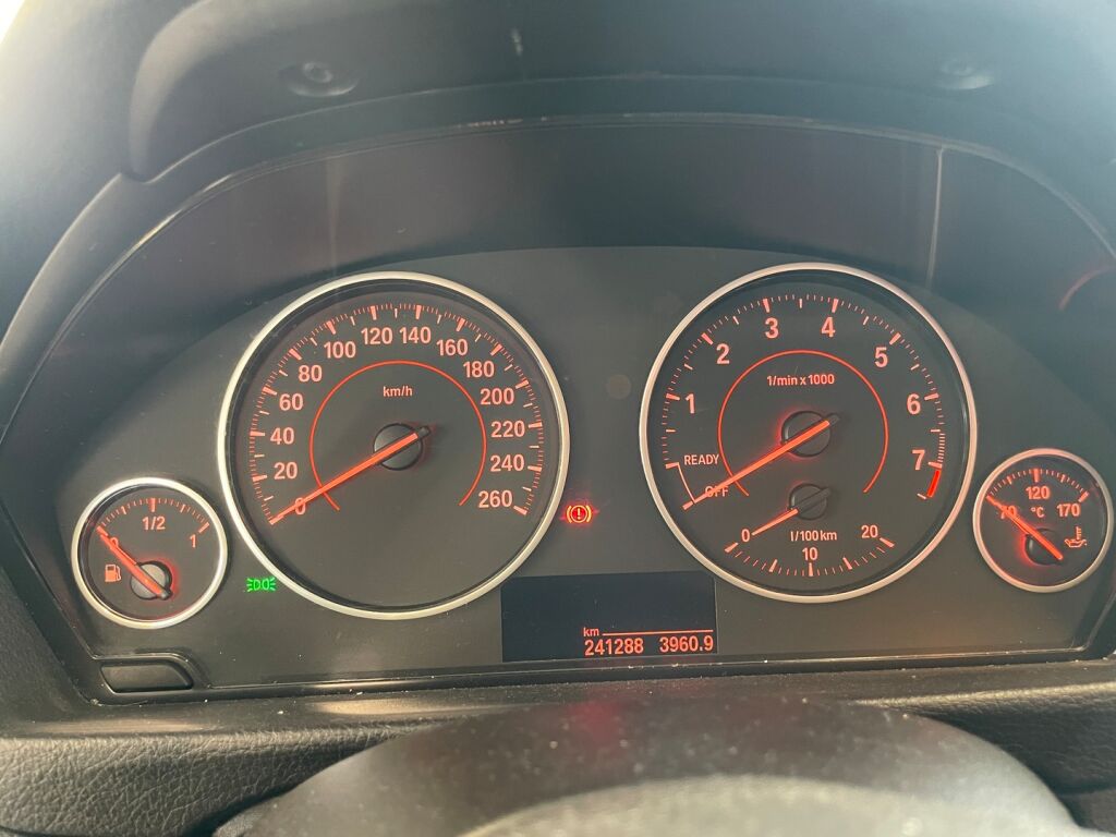 BMW 320 2012 Musta