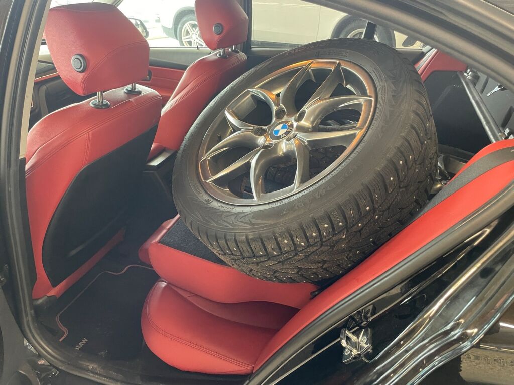 BMW 320 2012 Musta