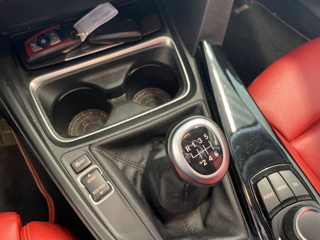 BMW 320 2012 Musta