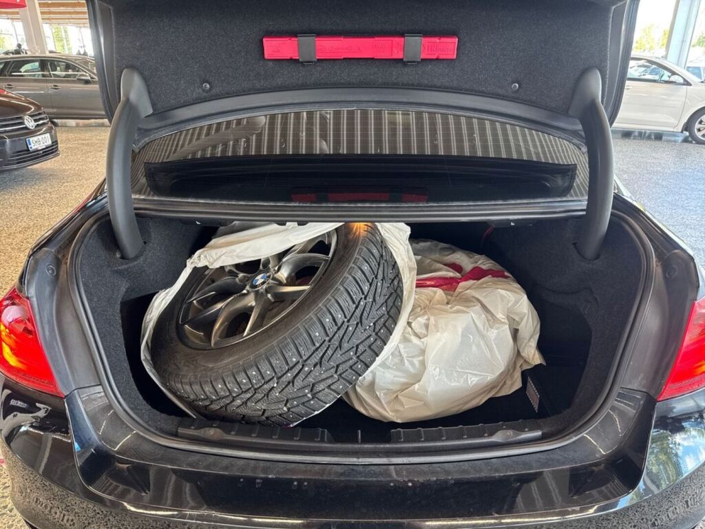 BMW 320 2012 Musta