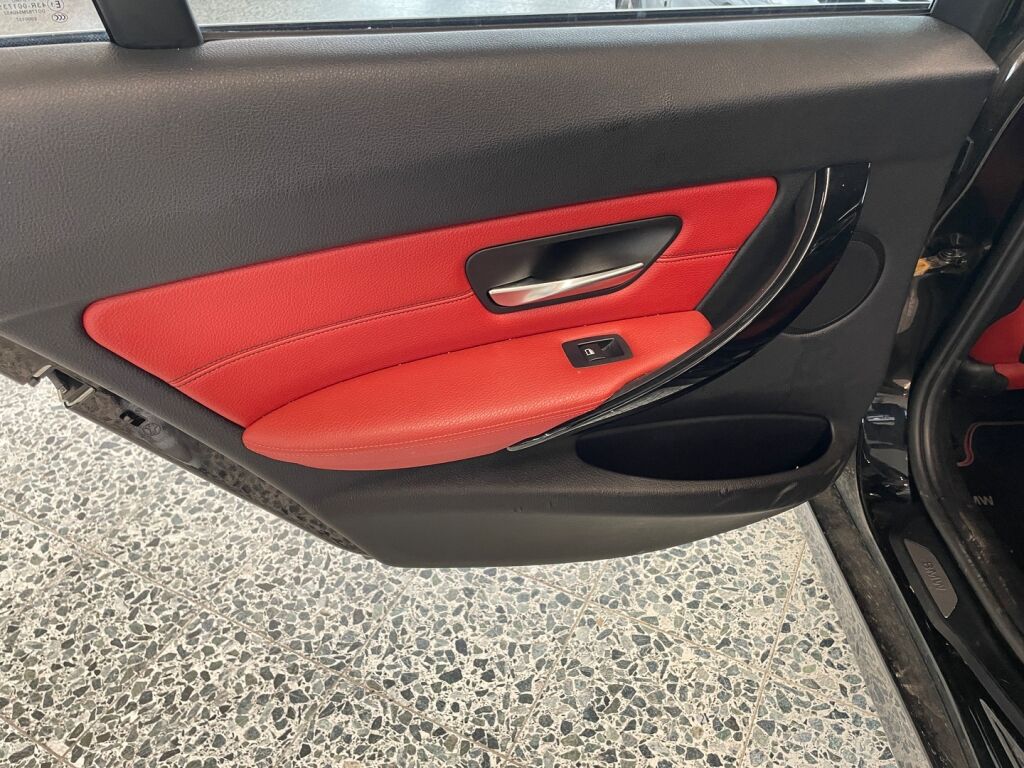 BMW 320 2012 Musta