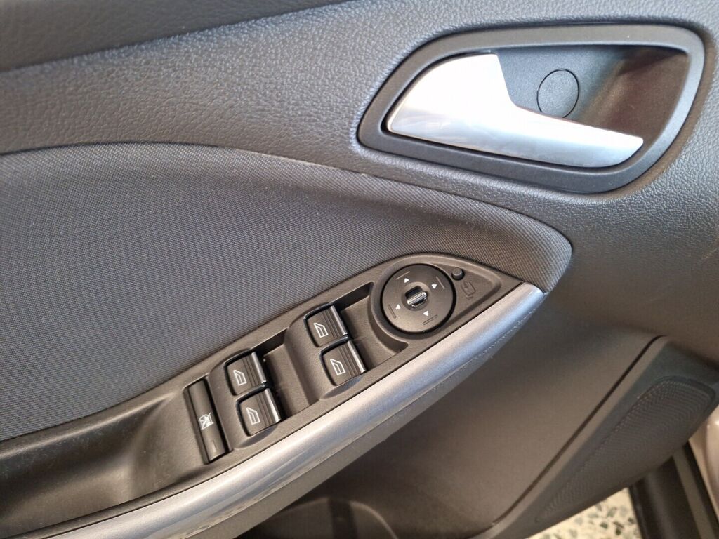 Ford Focus 2012 Ruskea (beige)