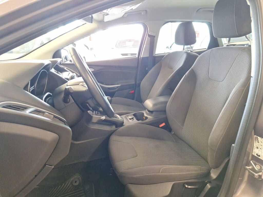 Ford Focus 2012 Ruskea (beige)