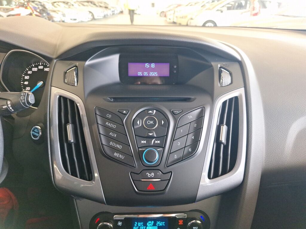 Ford Focus 2012 Ruskea (beige)