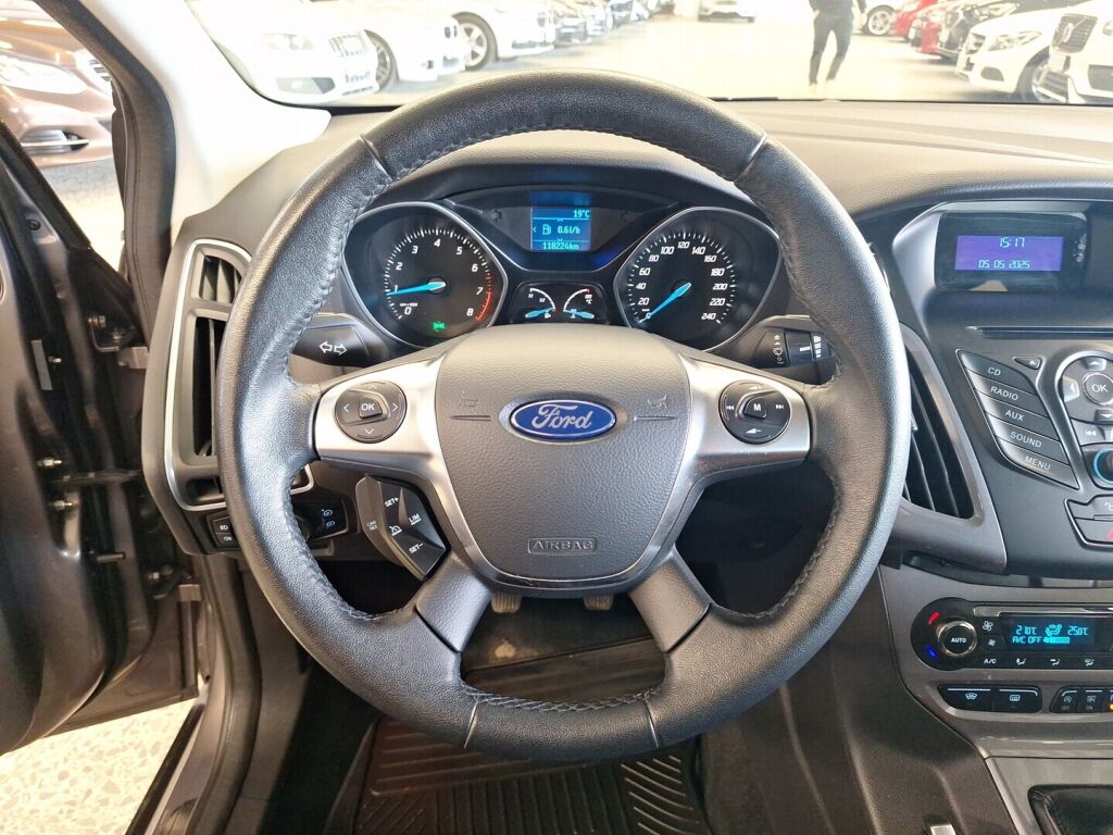 Ford Focus 2012 Ruskea (beige)