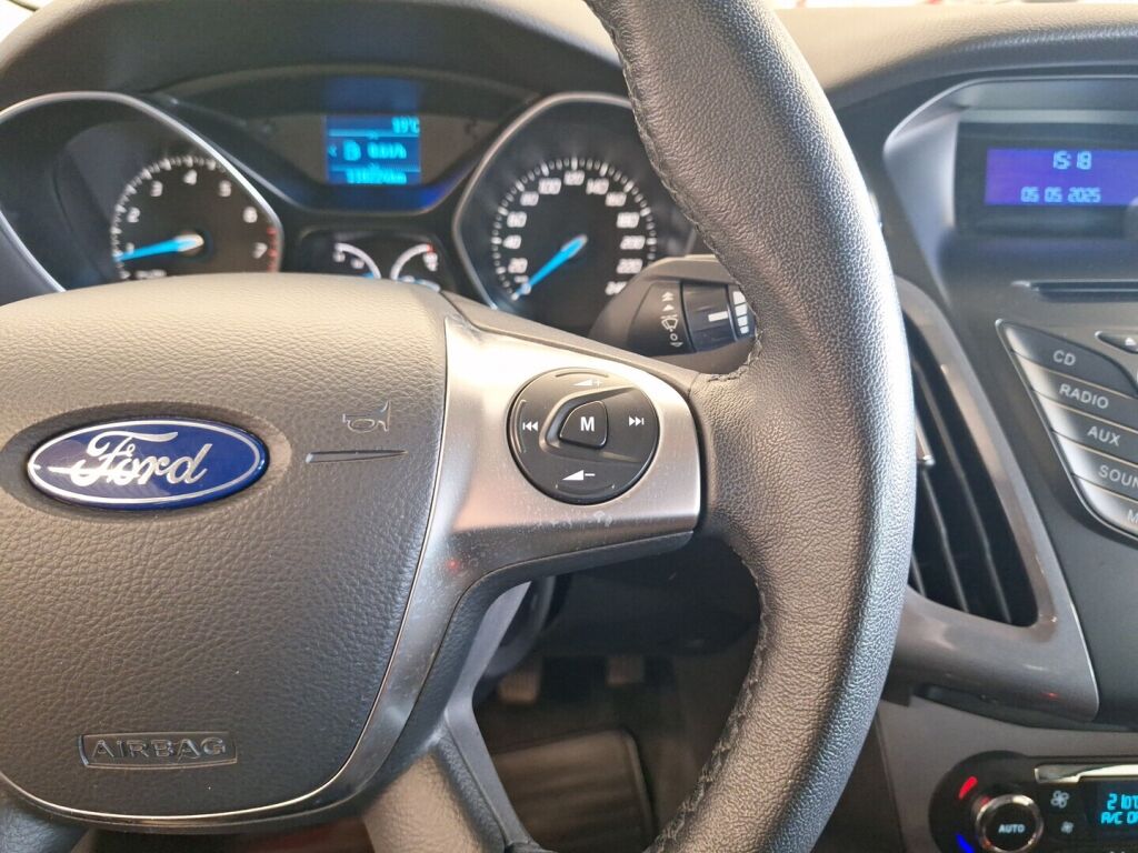 Ford Focus 2012 Ruskea (beige)