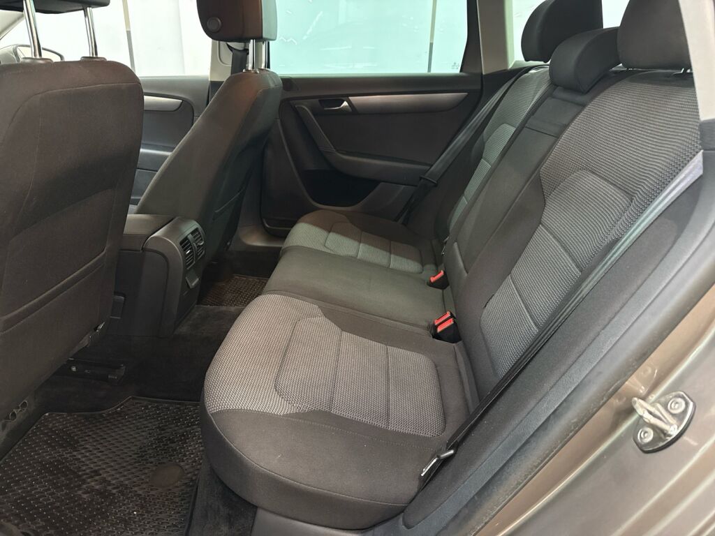 Volkswagen Passat 2011 Ruskea (beige)