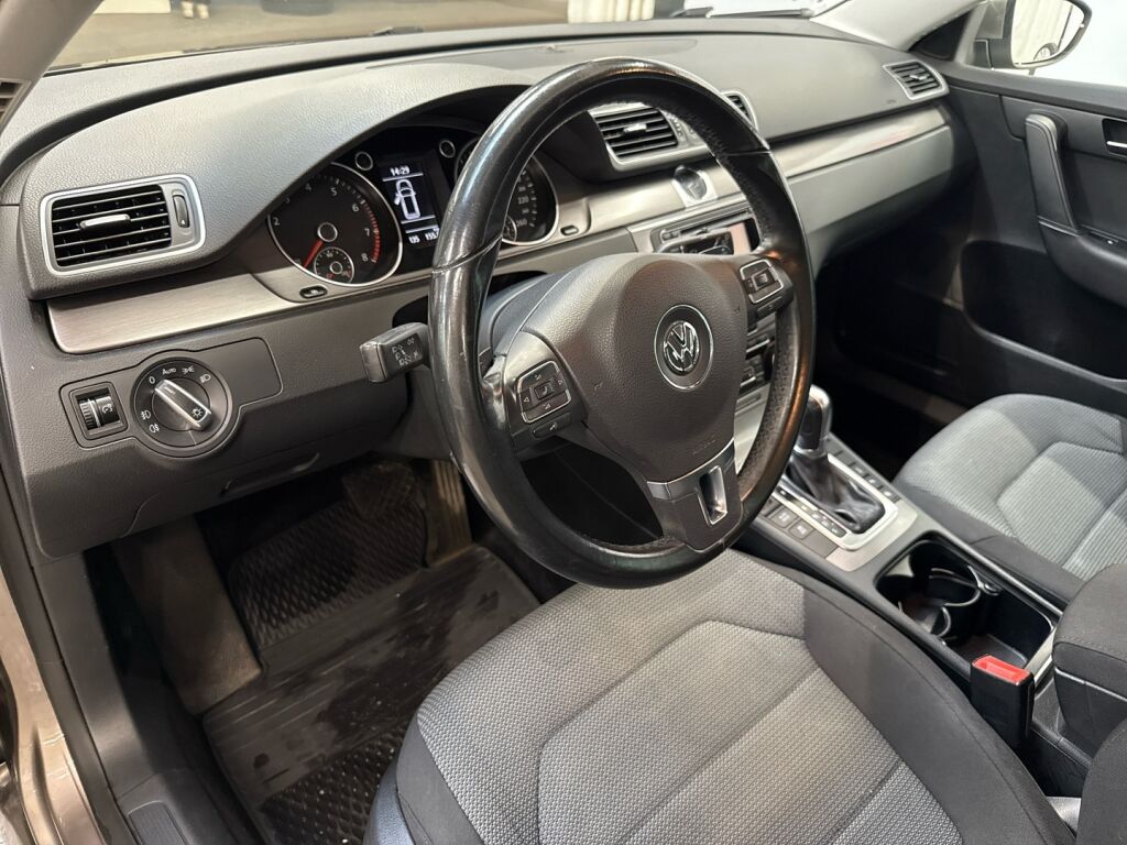 Volkswagen Passat 2011 Ruskea (beige)
