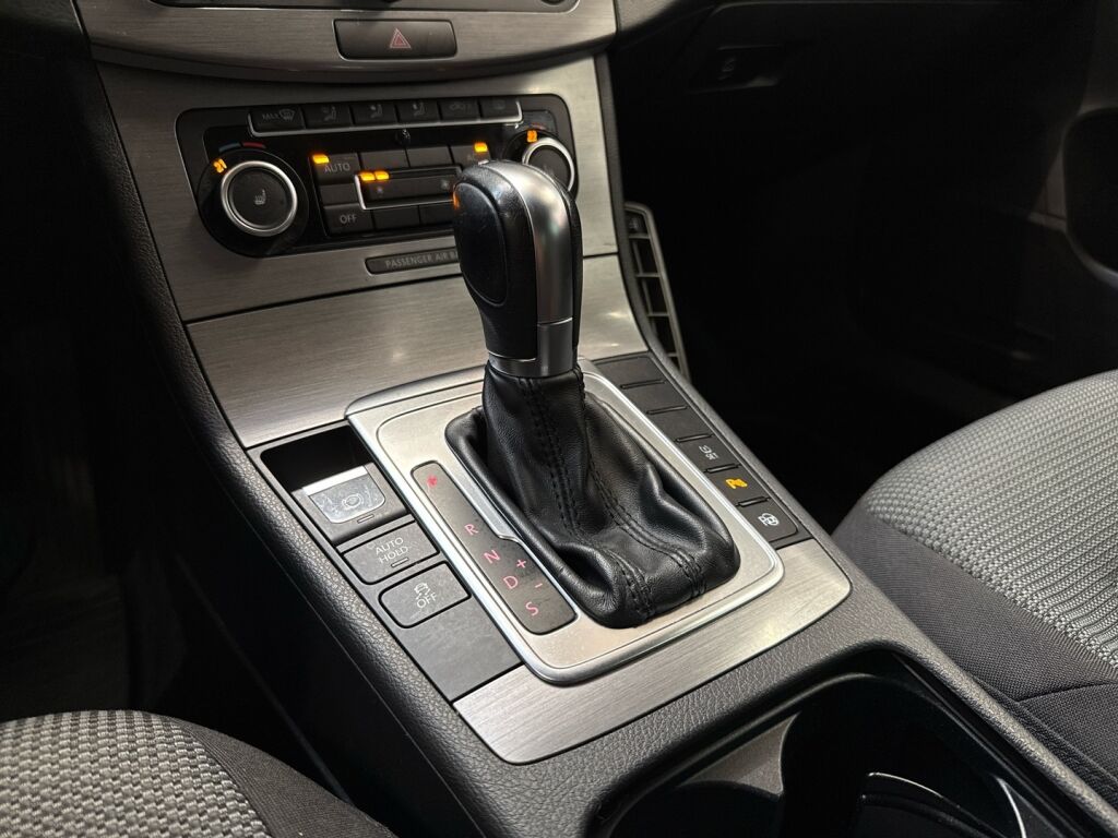 Volkswagen Passat 2011 Ruskea (beige)