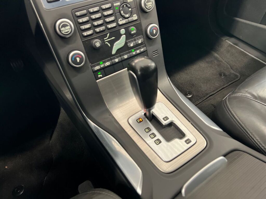 Volvo V70 2011 Harmaa