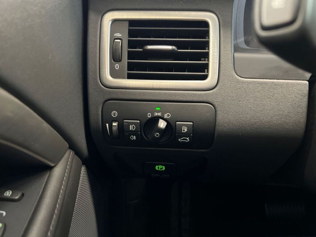 Volvo V70 2011 Harmaa