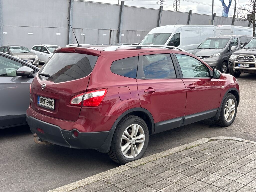 Nissan Qashqai+2 2011 Punainen