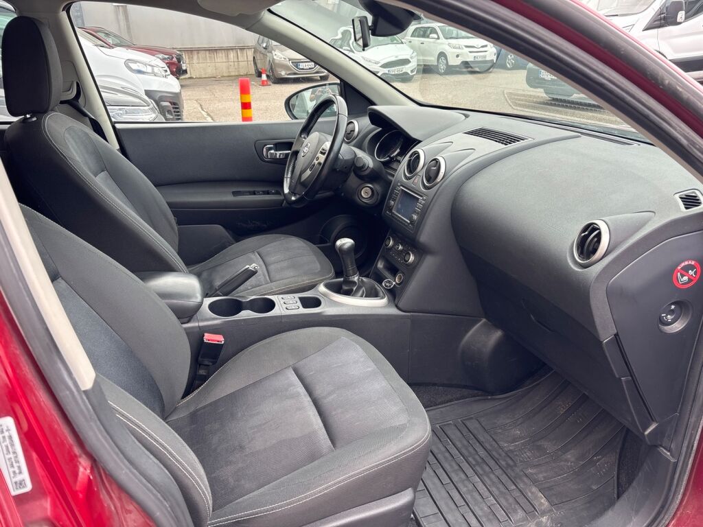 Nissan Qashqai+2 2011 Punainen