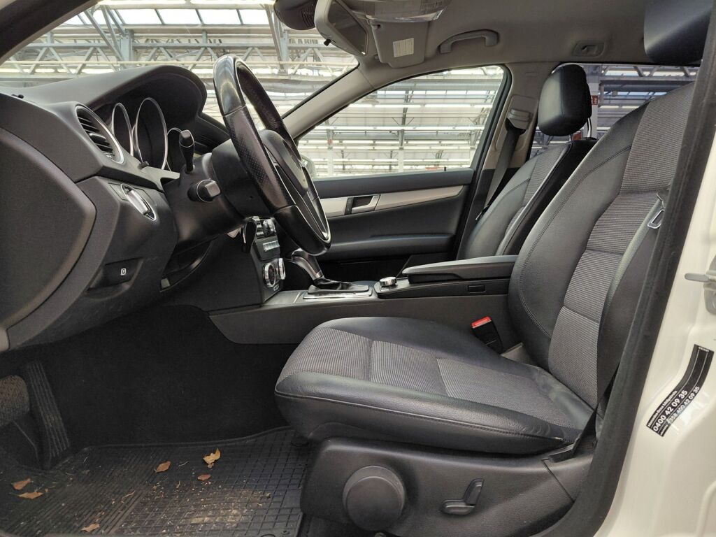 Mercedes-Benz C 2012 Valkoinen