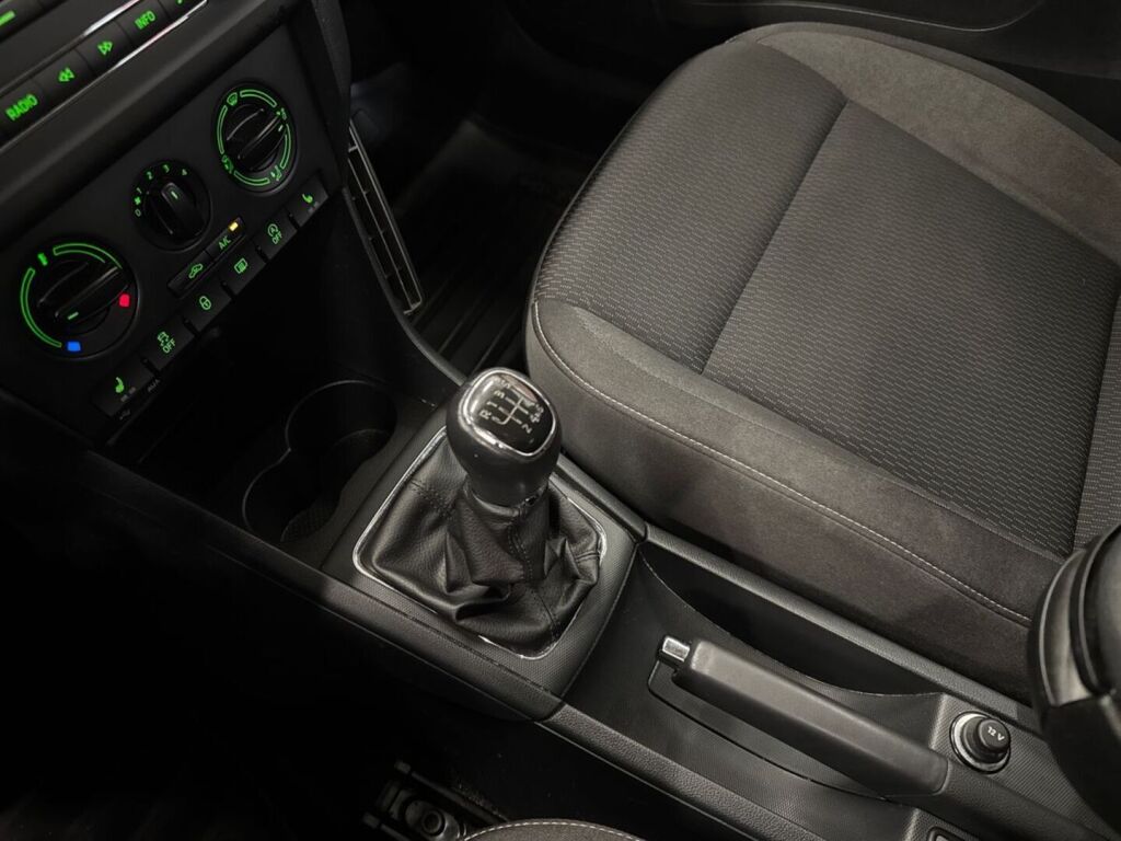 Skoda Rapid 2015 Hopea
