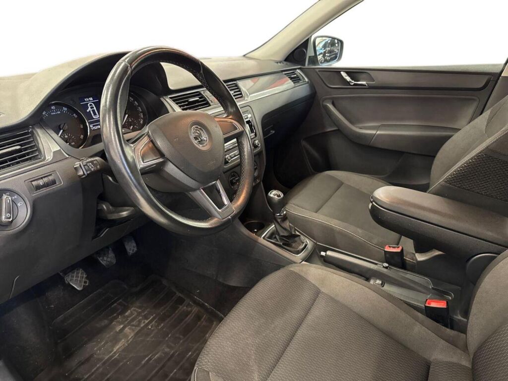 Skoda Rapid 2015 Hopea