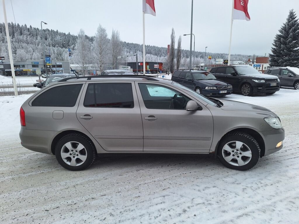 Skoda Octavia 2011 Ruskea (beige)