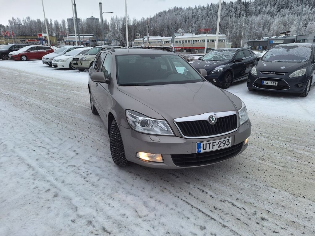 Skoda Octavia 2011 Ruskea (beige)