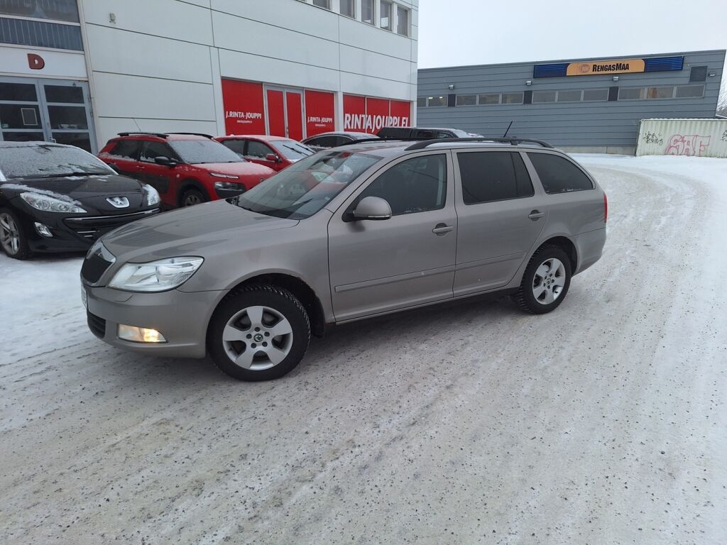 Skoda Octavia 2011 Ruskea (beige)