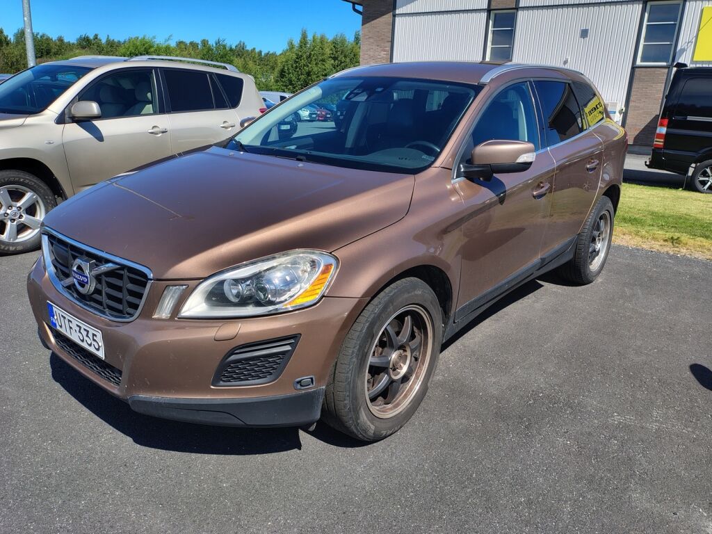 Volvo XC60 2011 Ruskea (beige)