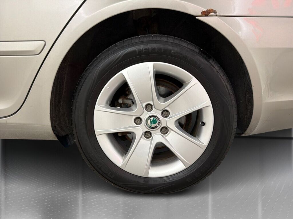 Skoda Octavia 2013 Ruskea (beige)