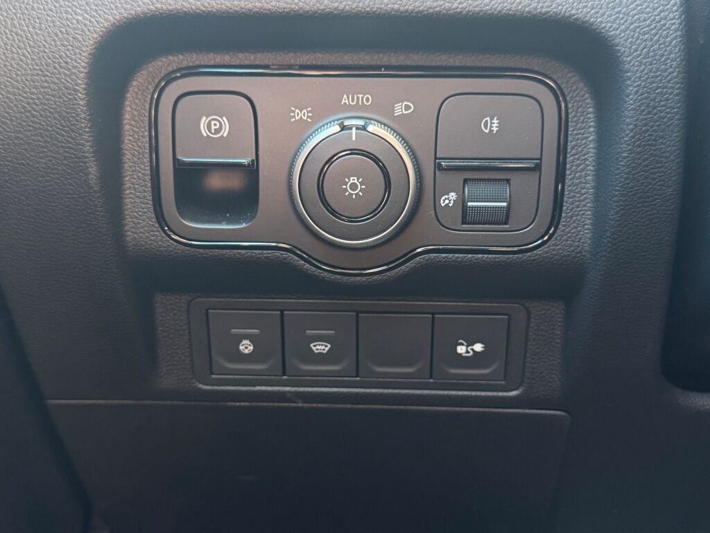 Mercedes-Benz EQT 2024 Musta