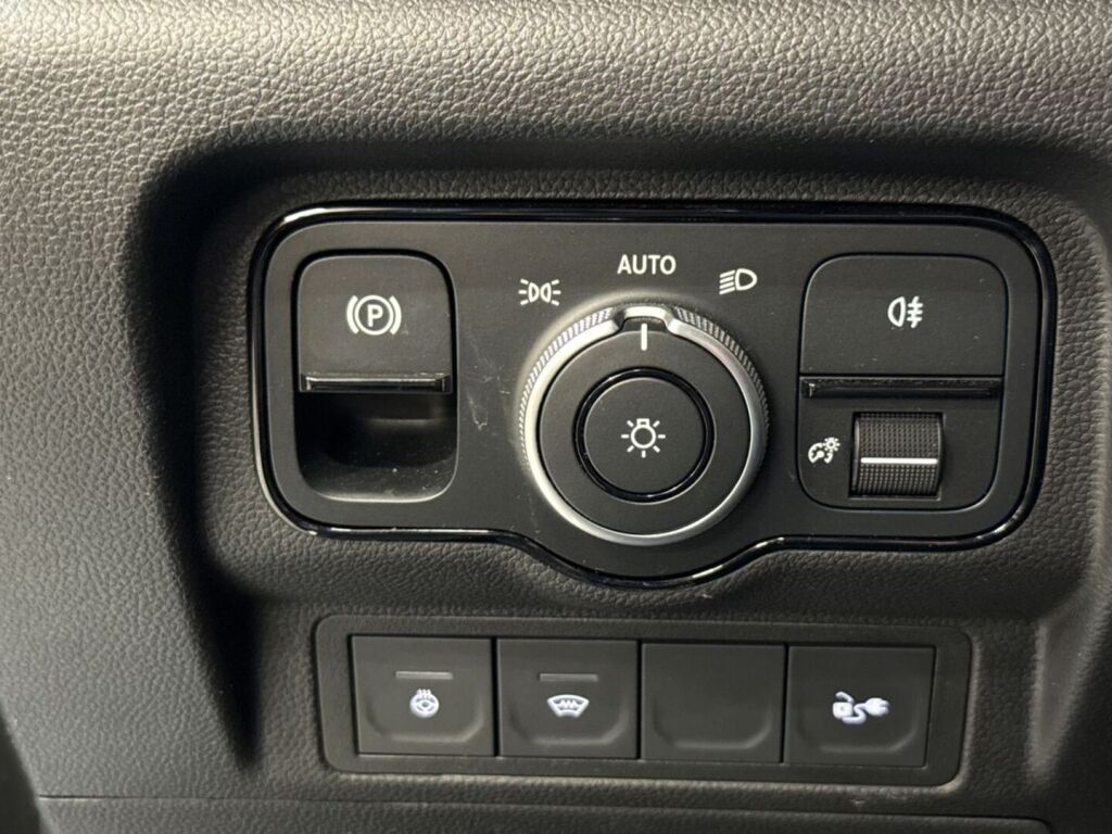 Mercedes-Benz EQT 2024 Musta